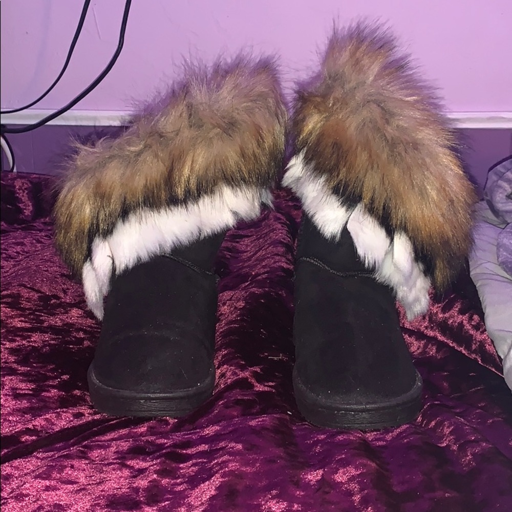 Fuzzy fashionable brown boots